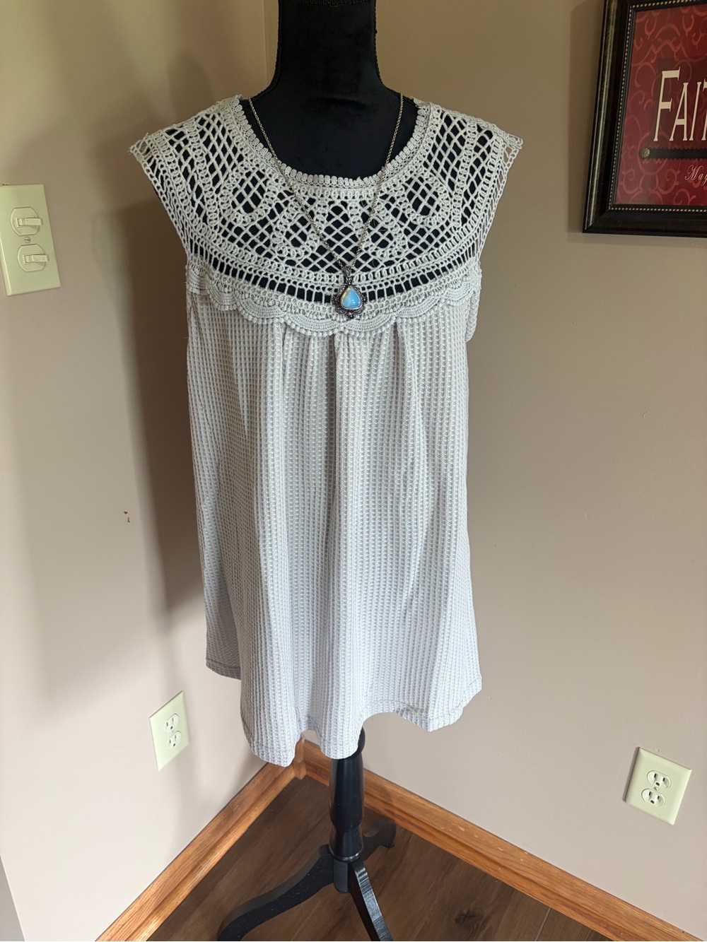 Lace Yoke Sleeveless Camisole Tank Top in White